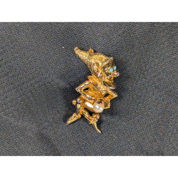 Marcel Boucher Gnome or Leprechaun Brooch, Gold tone Gold Elf Pin holding pearl - Picture 11 of 12